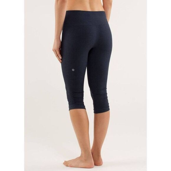 LULULEMON ATHLETICA In The Flow Crop in Inkwell Size 8 - Picture 1 of 8